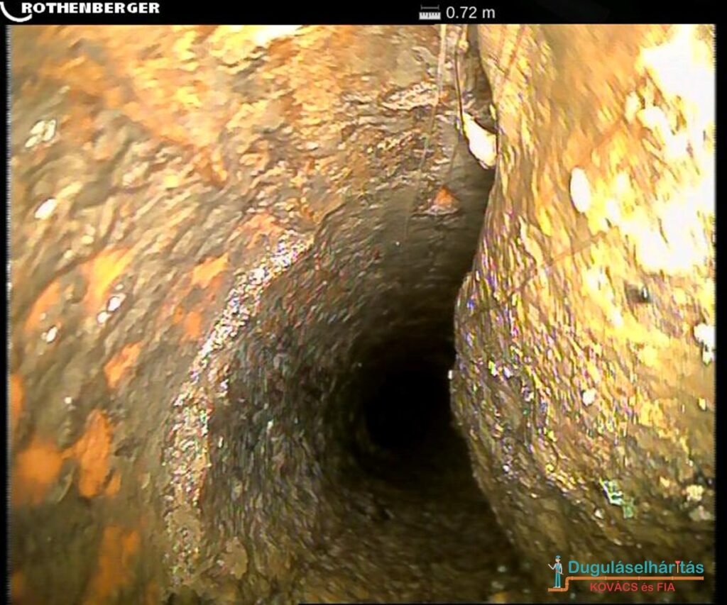 Régi WC-szennyvíz elvezető csövének részleges dugulása